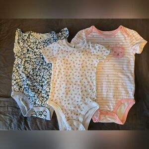 ♥️♥️♥️3 For $20♥️♥️♥️Bundle 18-24 Months Onesies🩷